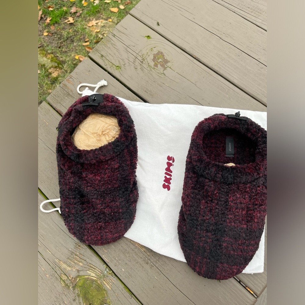 🖤SKIMS FLEECE SLEEP UNISEX SLIPPERS WINE PLAID 41 10.5